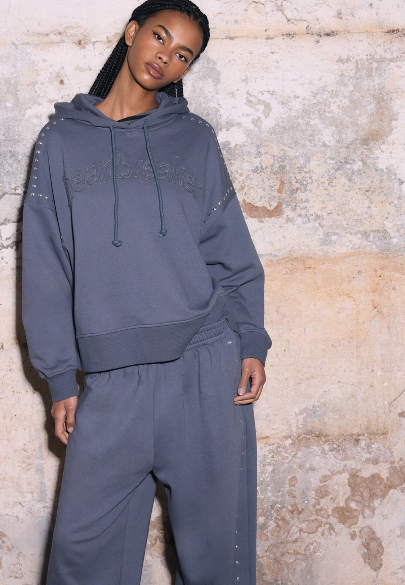 Толстовка с капюшоном, вышивкой и заклепками