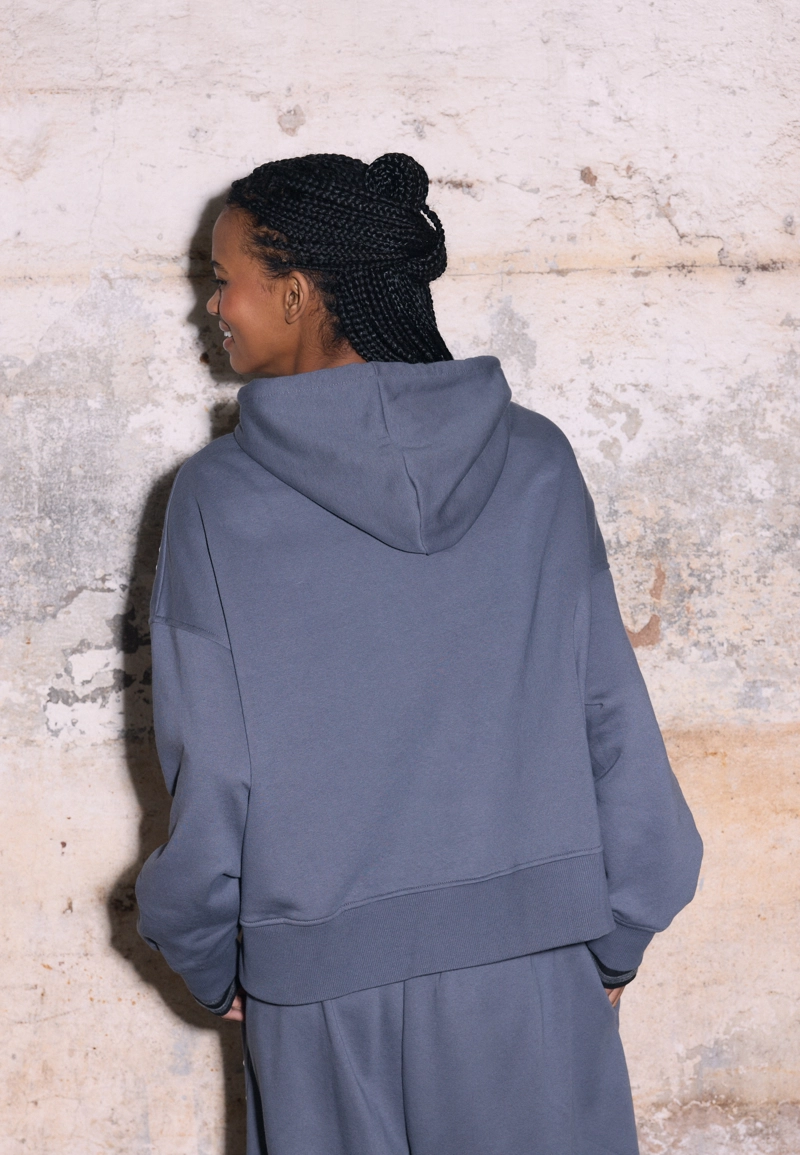 Толстовка с капюшоном, вышивкой и заклепками