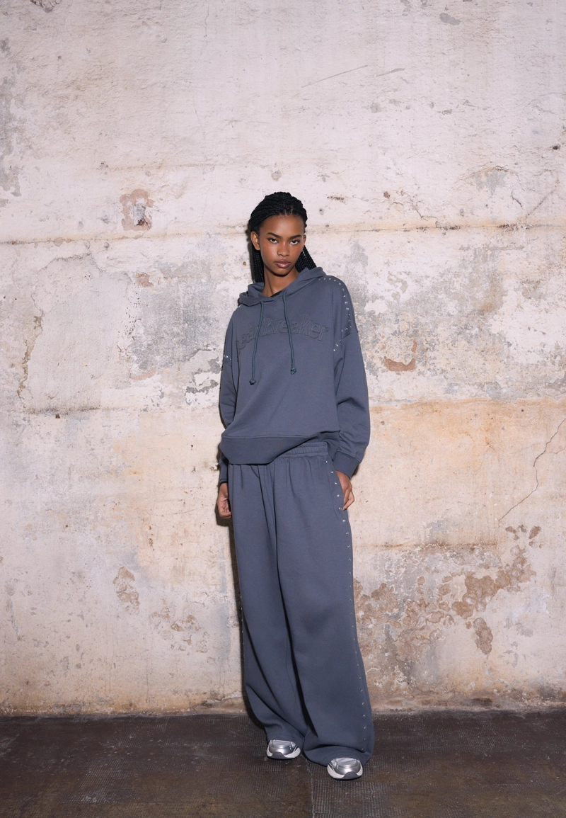 Толстовка с капюшоном, вышивкой и заклепками