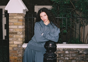 Толстовка с капюшоном, вышивкой и заклепками- Заказать в России