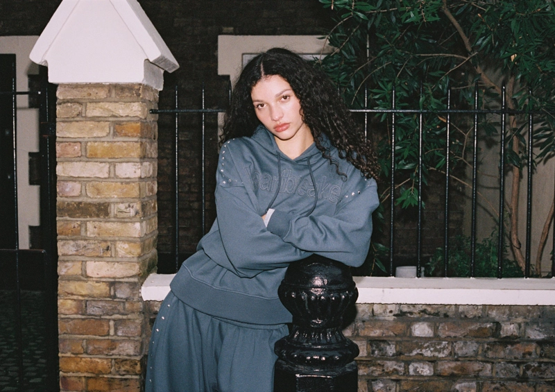 Толстовка с капюшоном, вышивкой и заклепками