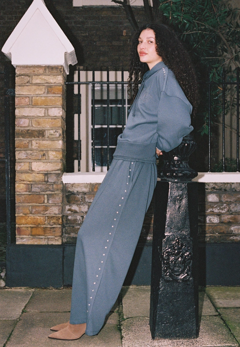 Толстовка с капюшоном, вышивкой и заклепками