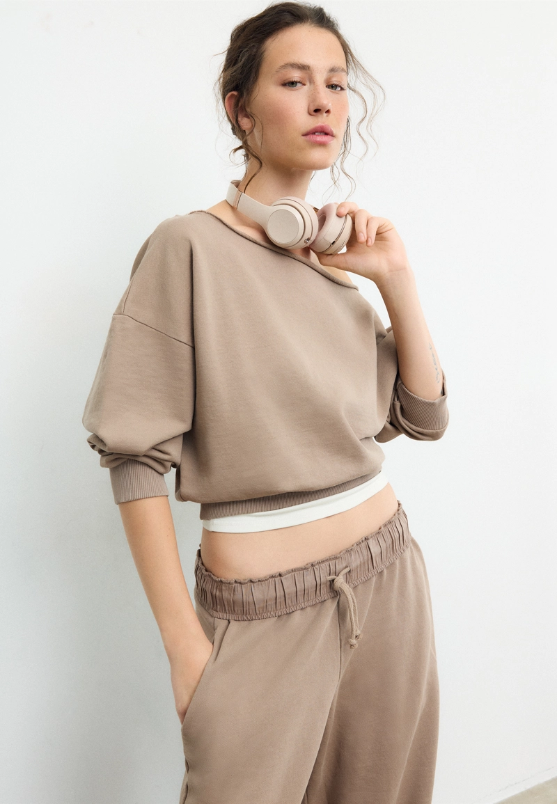 Укороченная толстовка с эффектом потертости