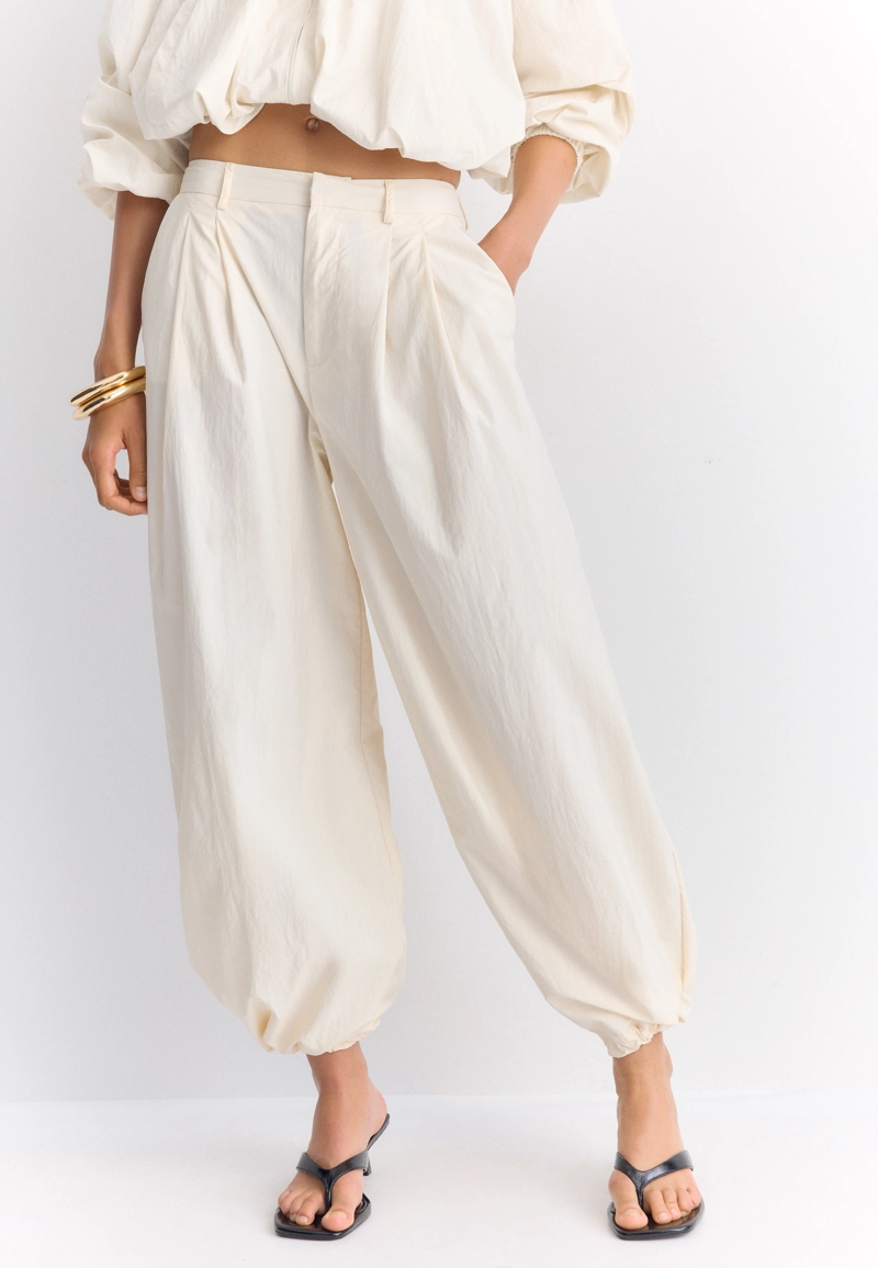 Высокотехнологичные брюки с низкой проймой и защипами