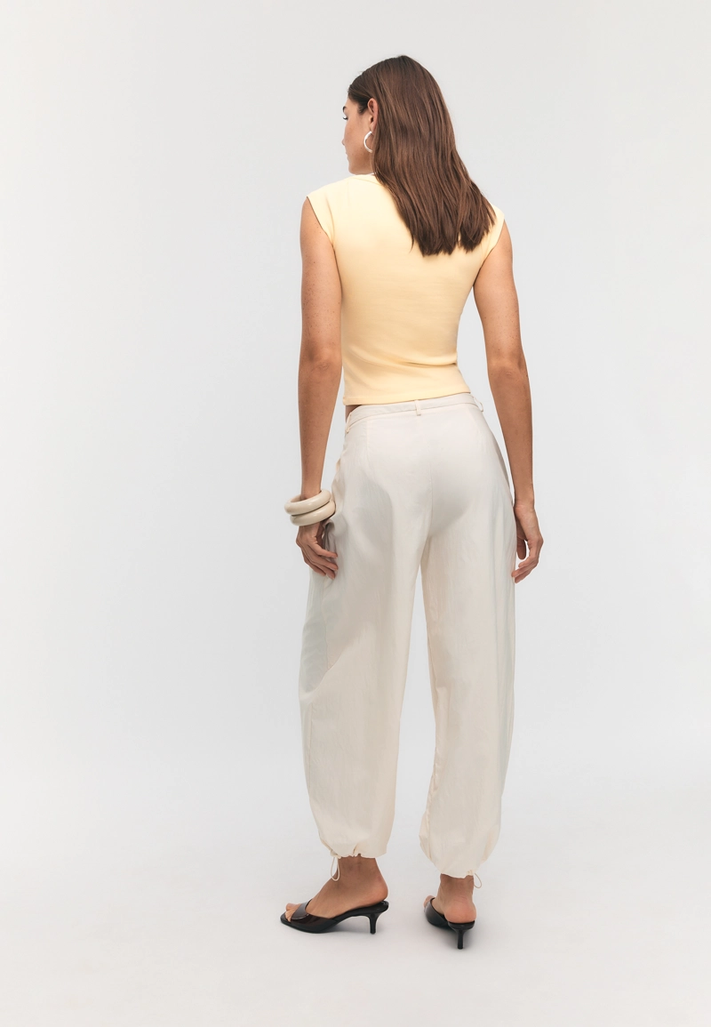 Высокотехнологичные брюки с низкой проймой и защипами