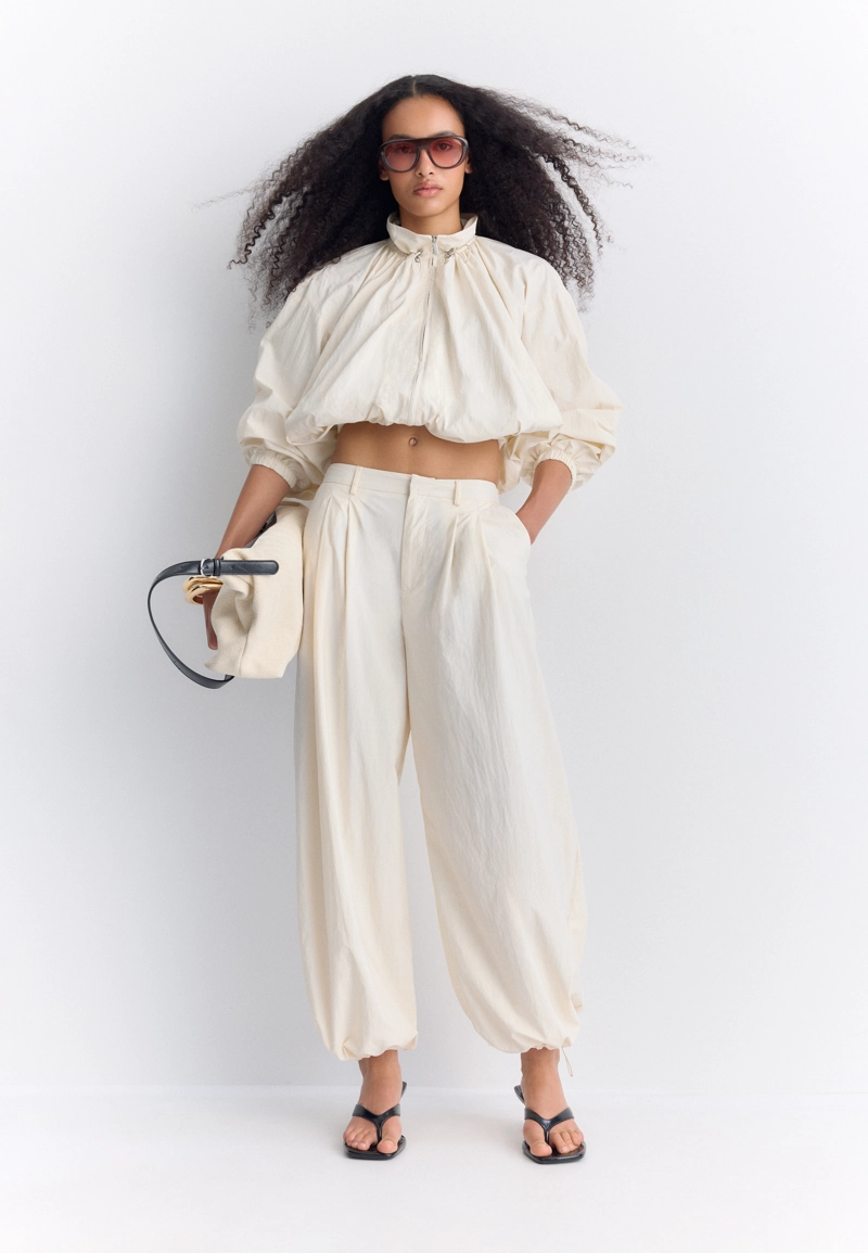 Высокотехнологичные брюки с низкой проймой и защипами