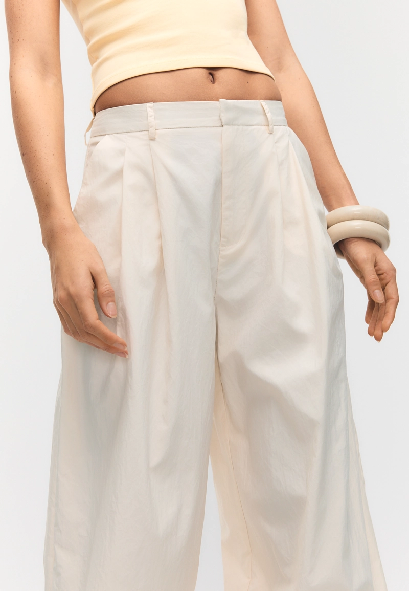 Высокотехнологичные брюки с низкой проймой и защипами