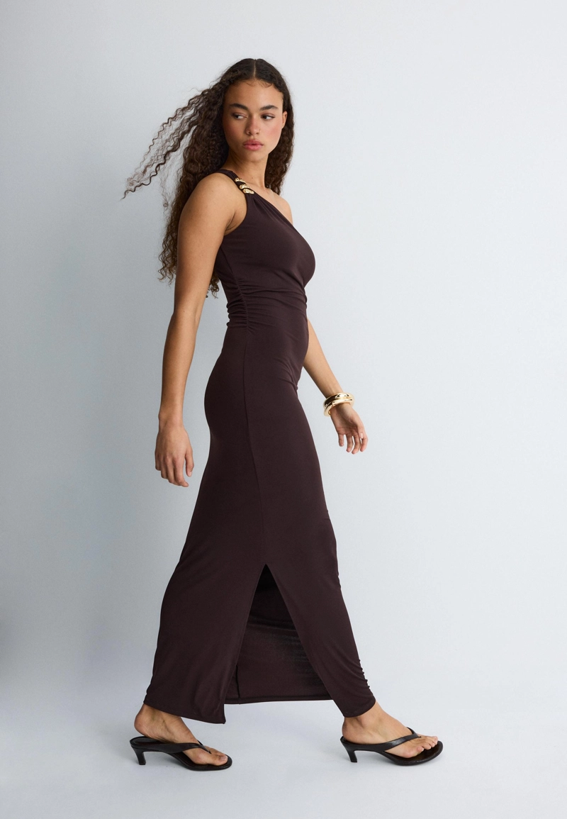 Платье с металлической деталью