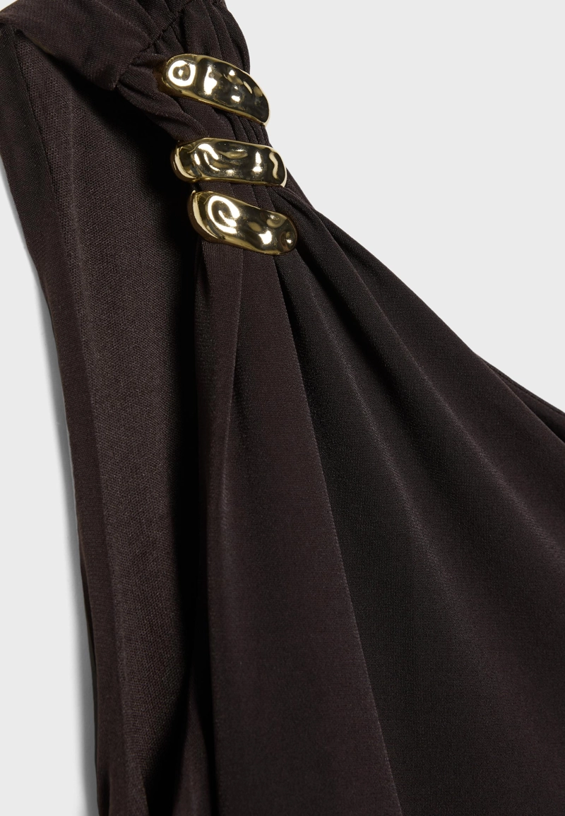 Платье с металлической деталью