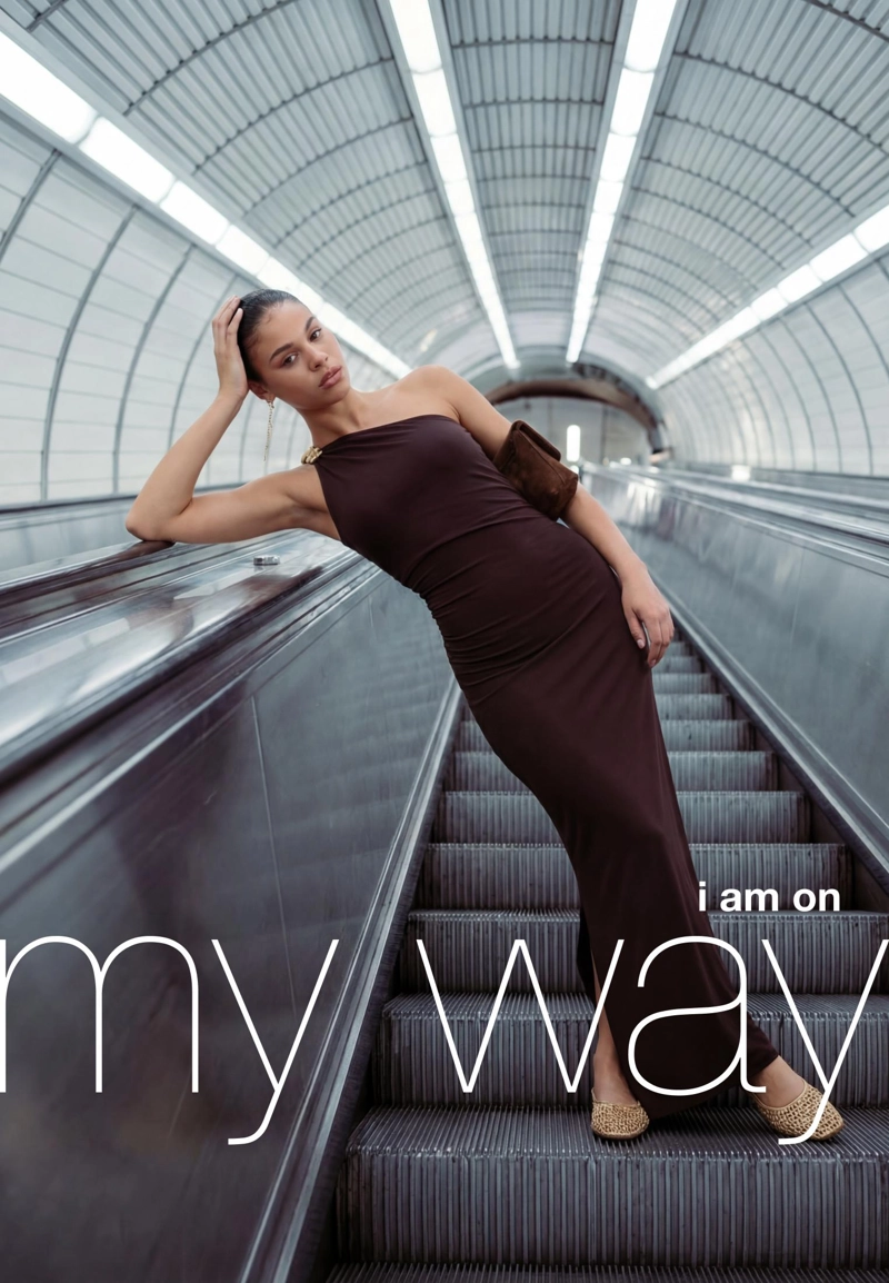 Платье с металлической деталью