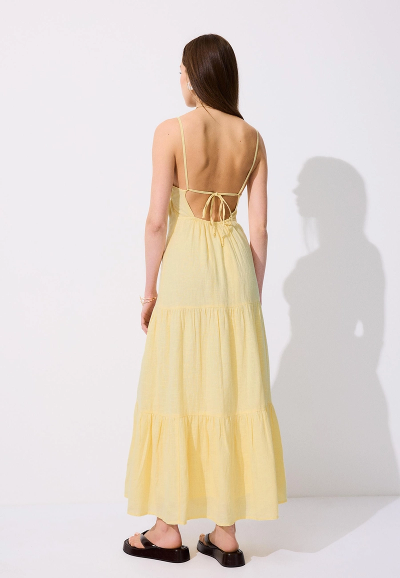 Длинное платье с V-образным вырезом