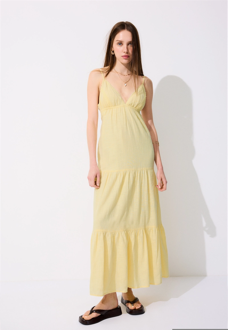 Длинное платье с V-образным вырезом