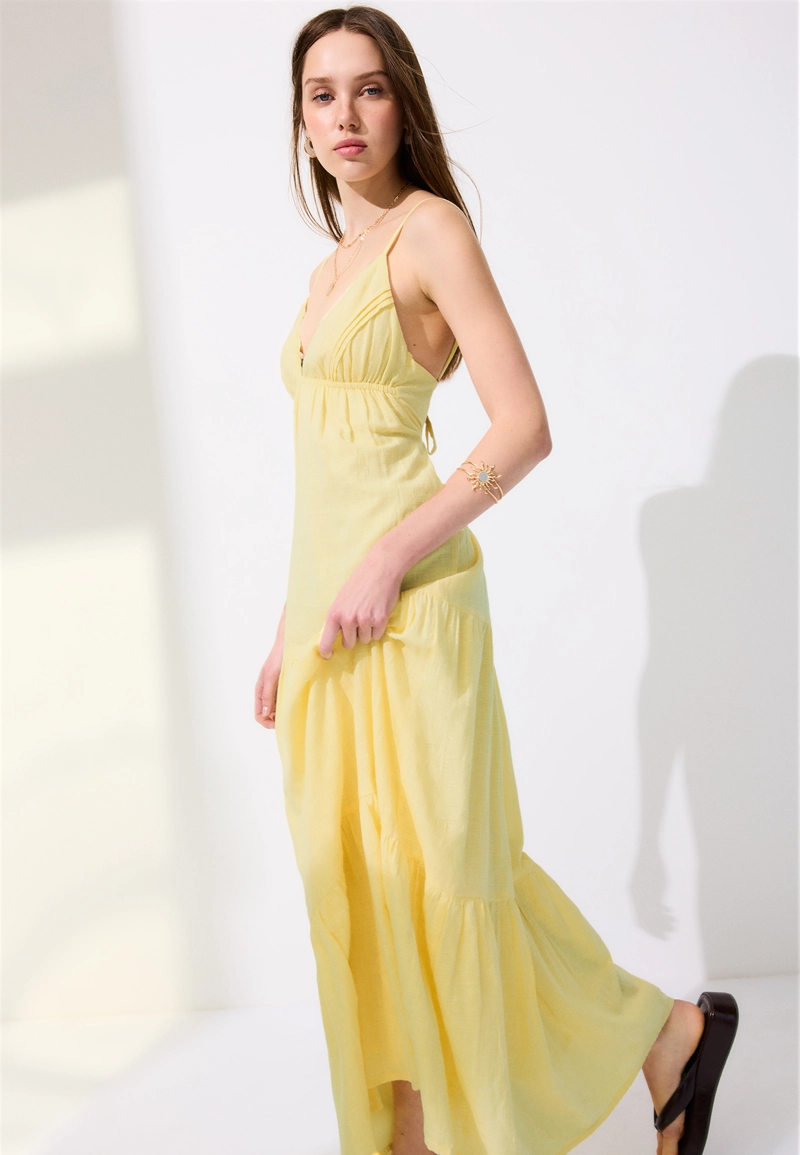 Длинное платье с V-образным вырезом