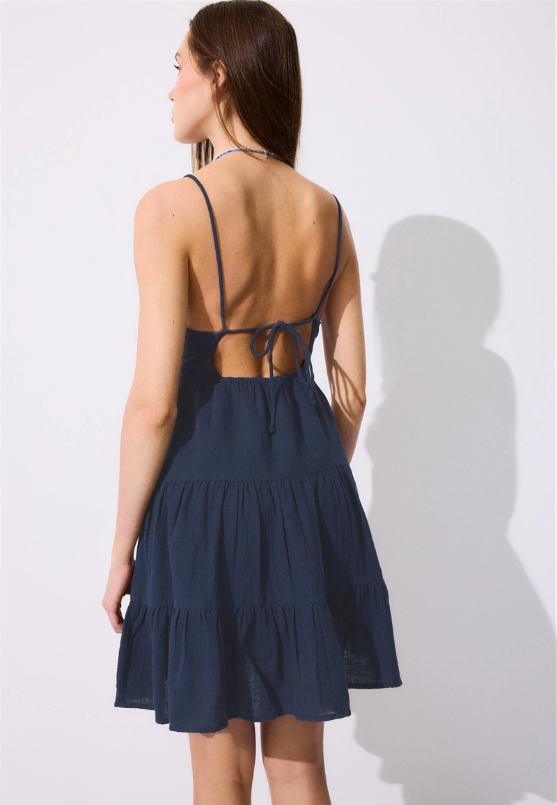 Короткое платье с блестящей отделкой на спине