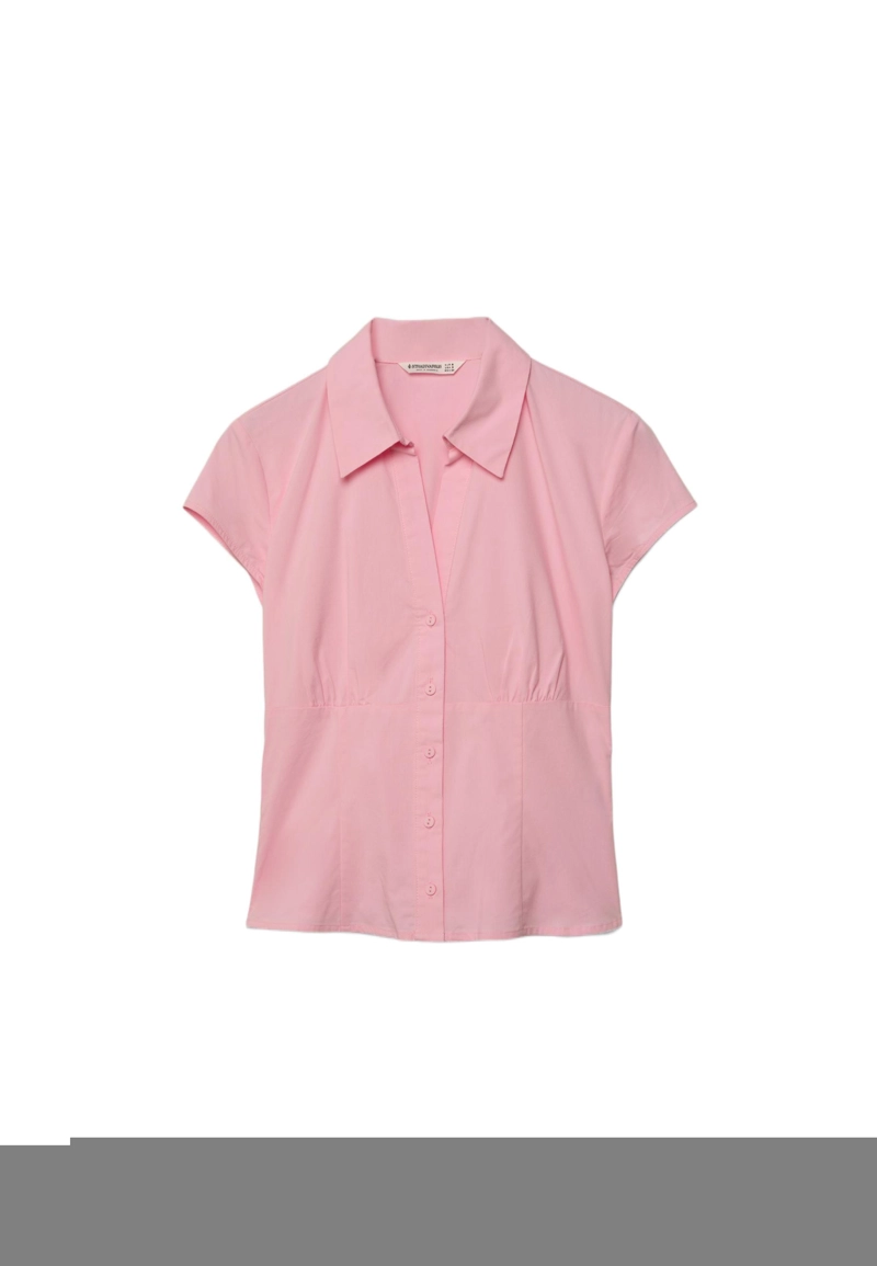 Рубашка с короткими рукавами и вырезом на груди