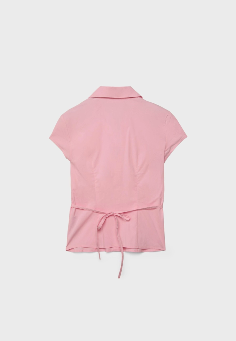 Рубашка с короткими рукавами и вырезом на груди