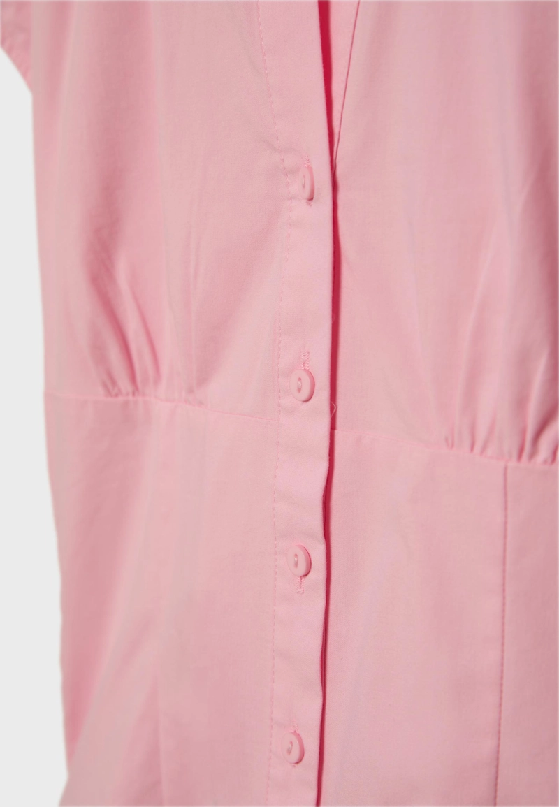 Рубашка с короткими рукавами и вырезом на груди