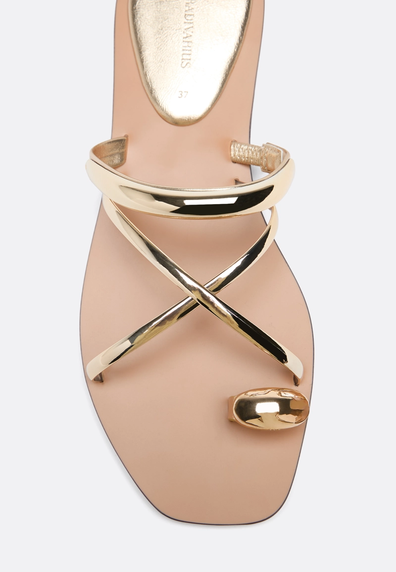 Сандалии с декором на плоской подошве