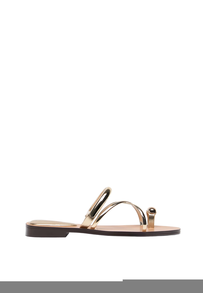 Сандалии с декором на плоской подошве