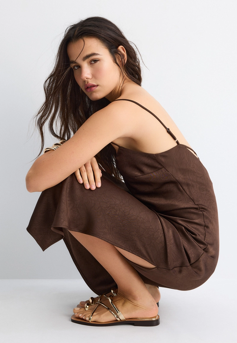 Сандалии с декором на плоской подошве