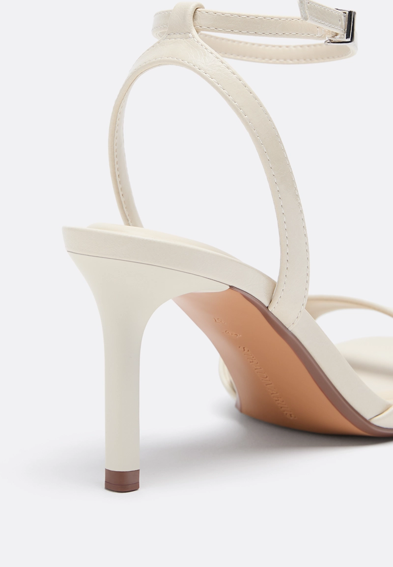 Босоножки на шпильке