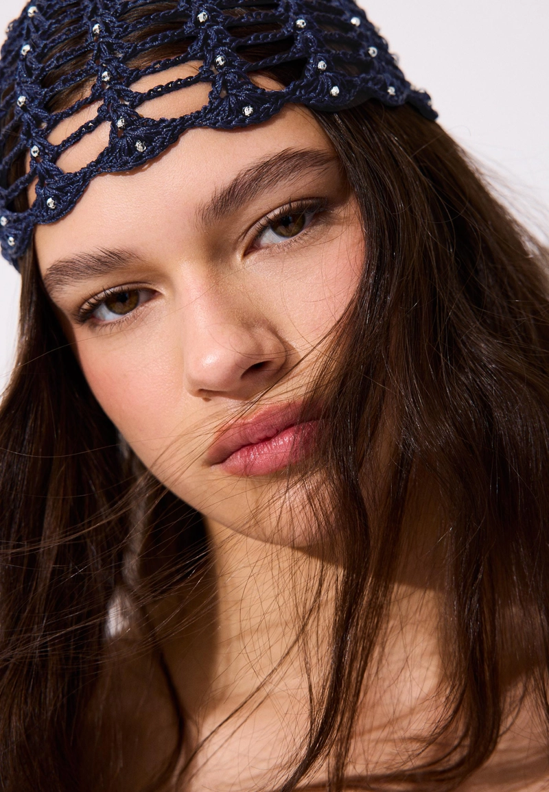 Вязаная шапочка со стразами