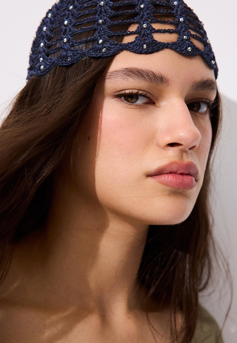 Вязаная шапочка со стразами