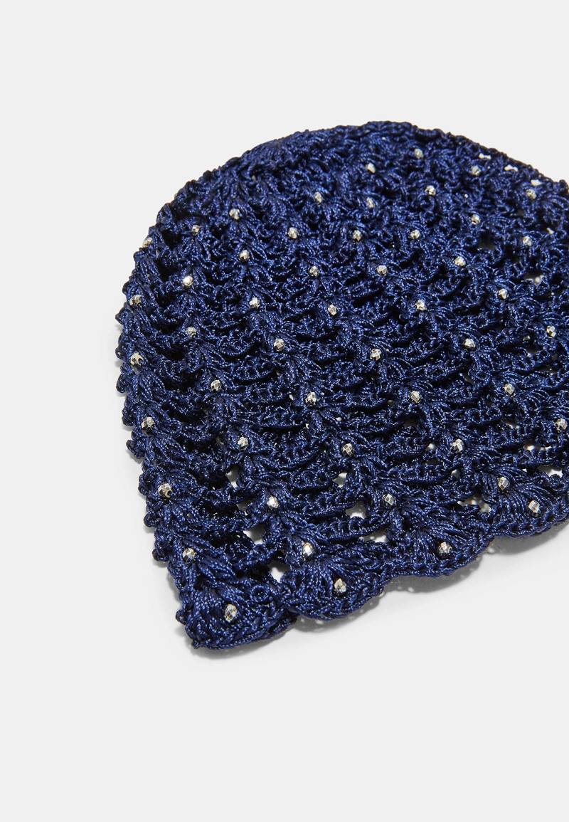 Вязаная шапочка со стразами