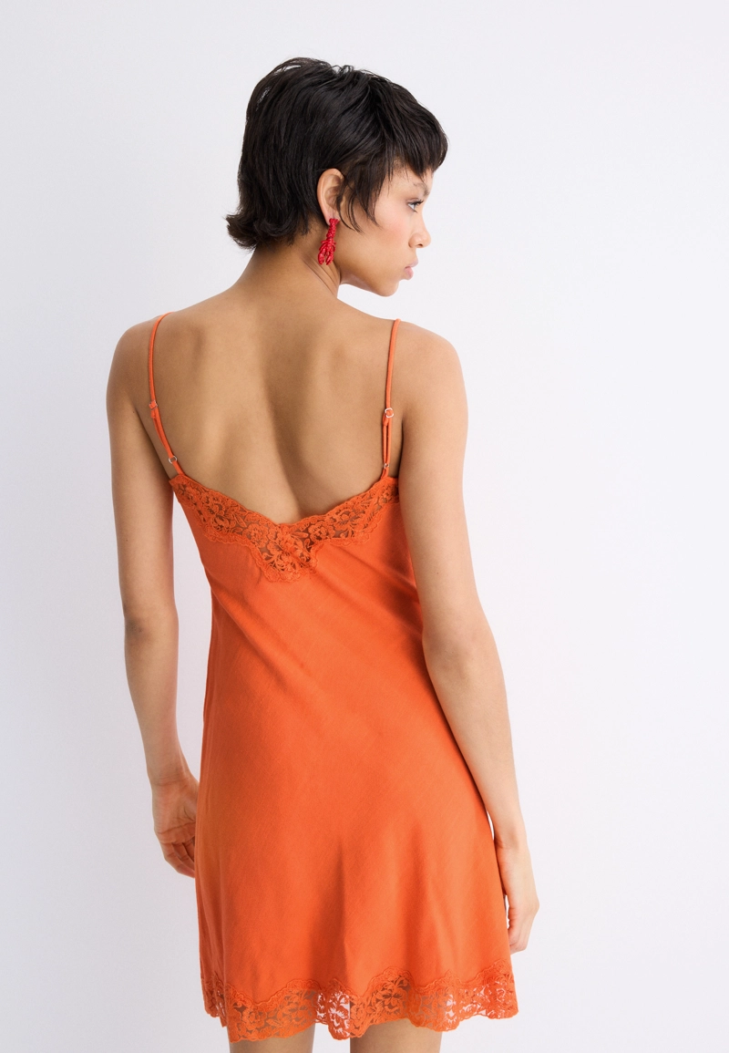 Короткое платье из кружева в стиле рустик