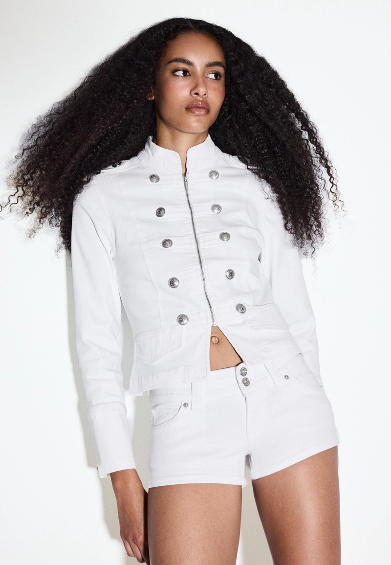 Джинсовая куртка в стиле милитари