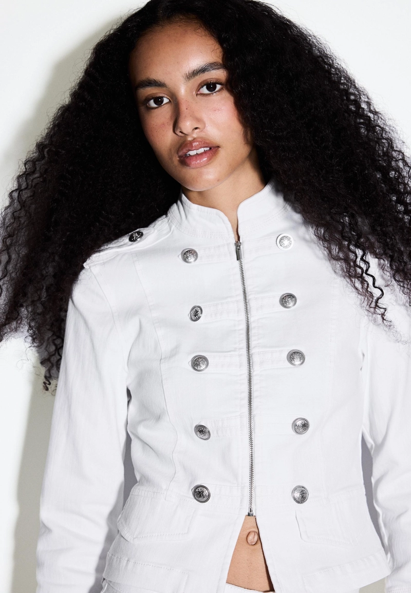 Джинсовая куртка в стиле милитари