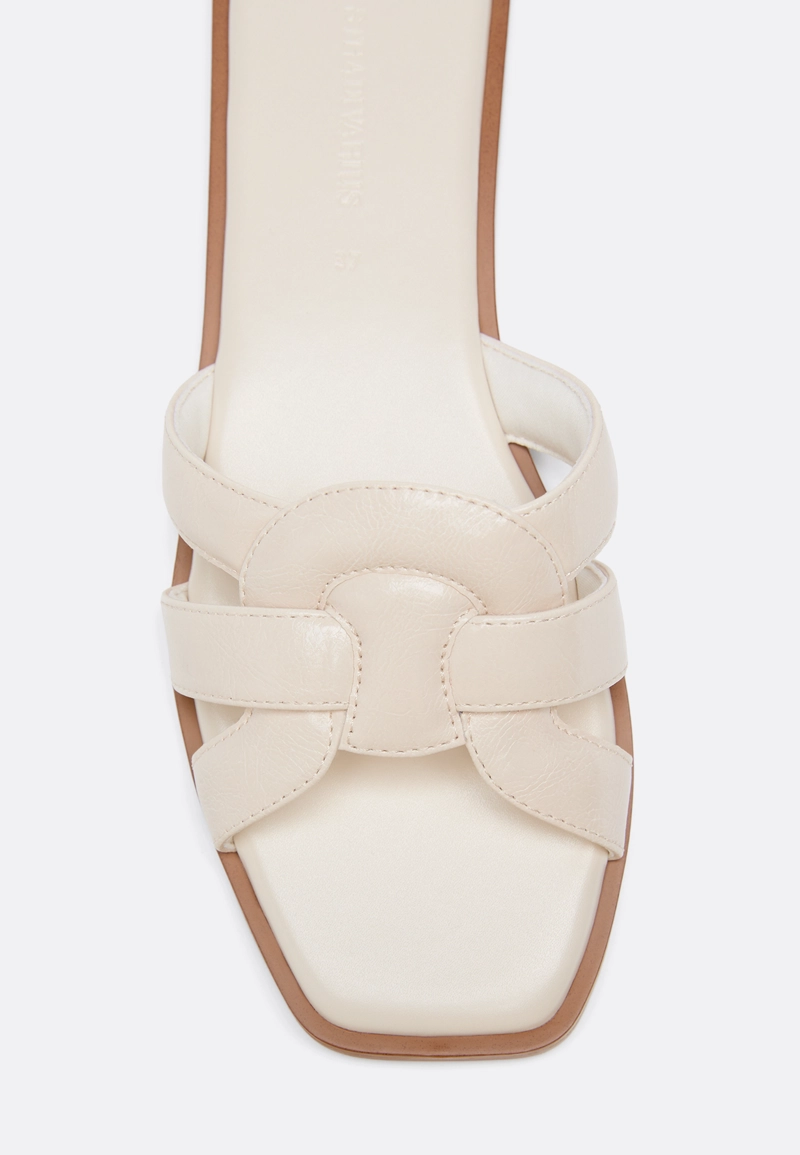 Сандалии из искусственной кожи на плоской подошве