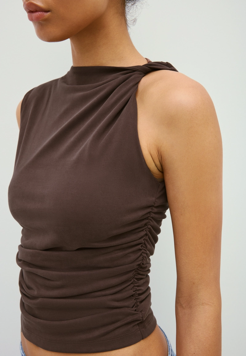 Приталенный топ с драпировкой