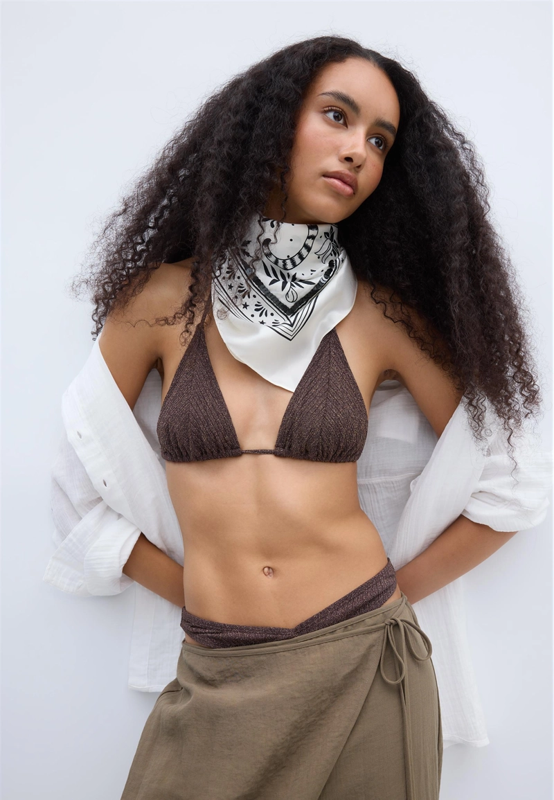 Платок с принтом и пайетками