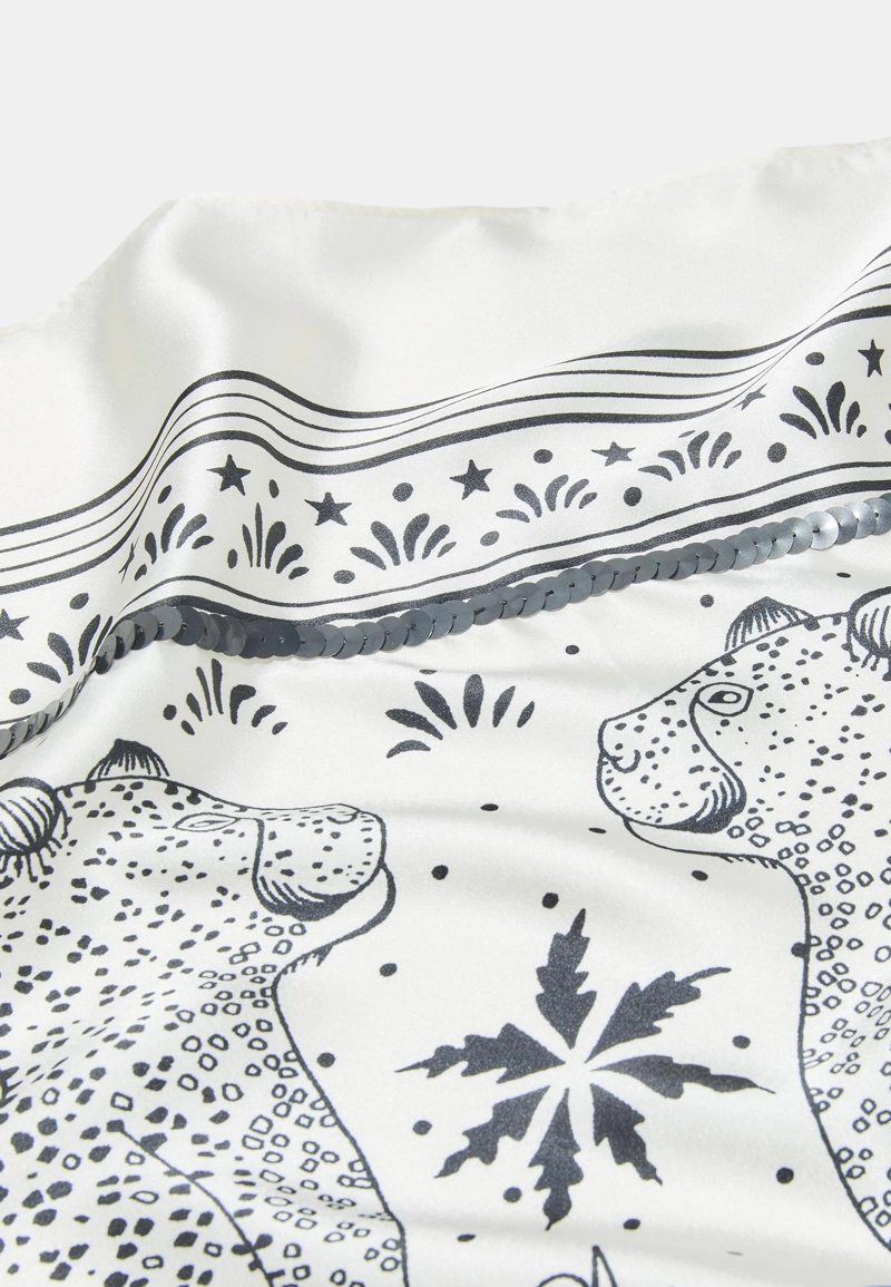 Платок с принтом и пайетками