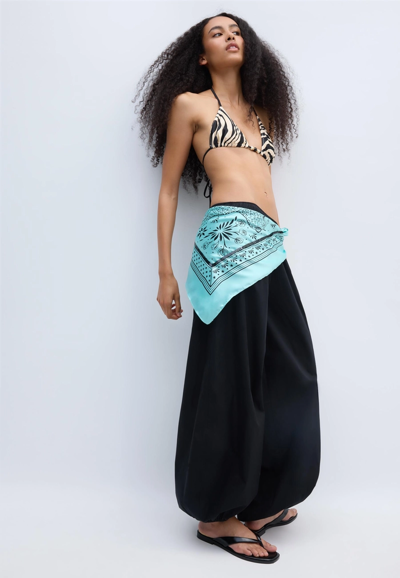 Платок с принтом и пайетками