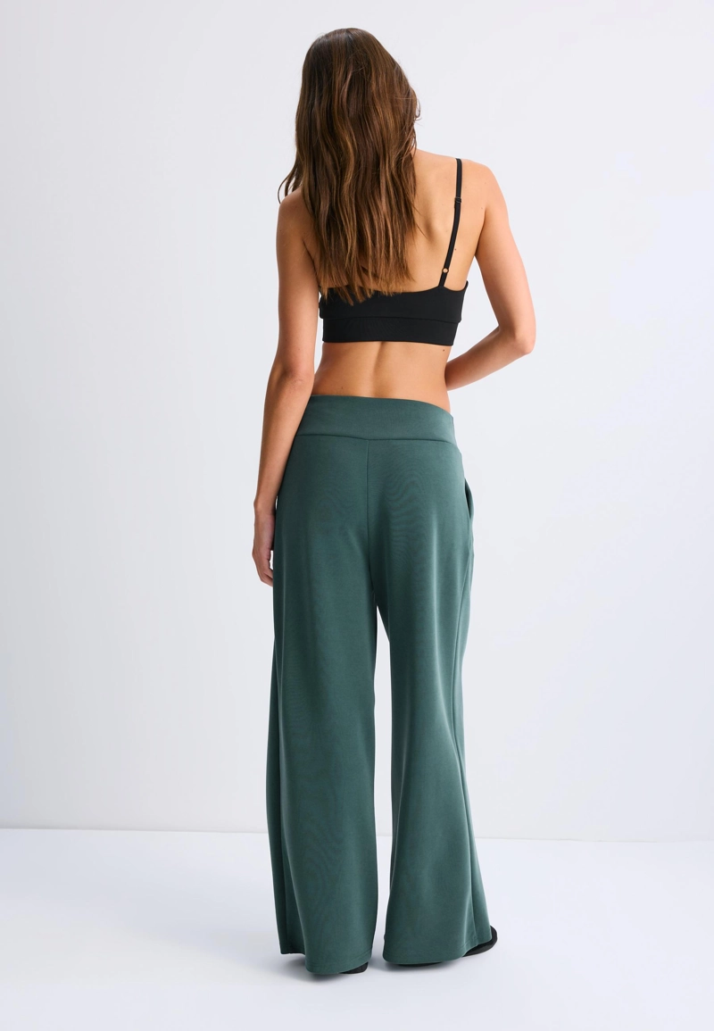 Брюки свободного кроя с защипами из мягкой ткани