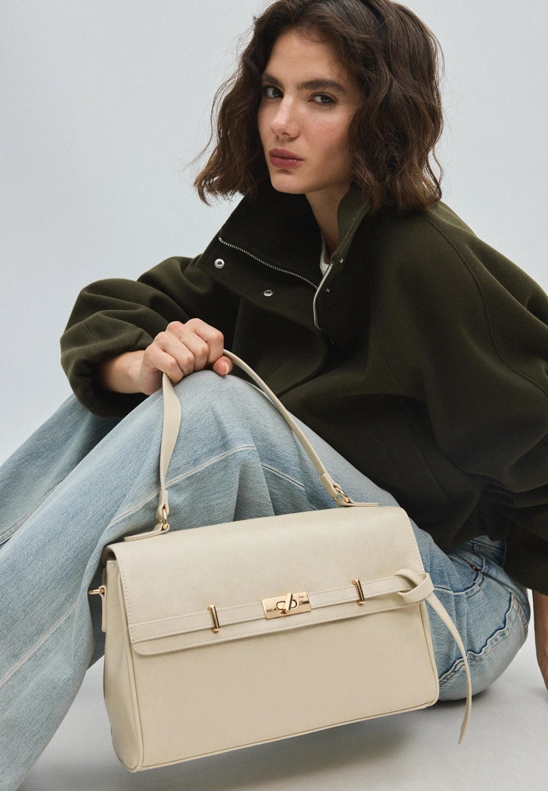 Сумка с плечевым ремнем и декоративным ремешком