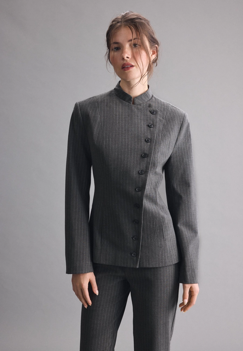 Асимметричный пиджак на пуговицах