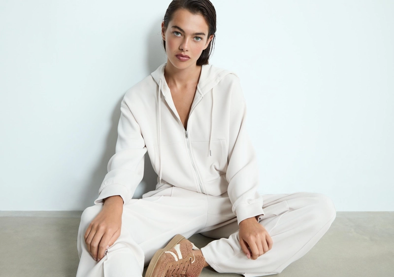 Толстовка на молнии из мягкой ткани