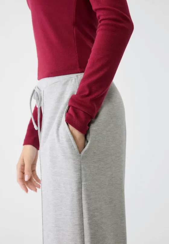 Мягкие джоггеры свободного кроя с отстрочкой