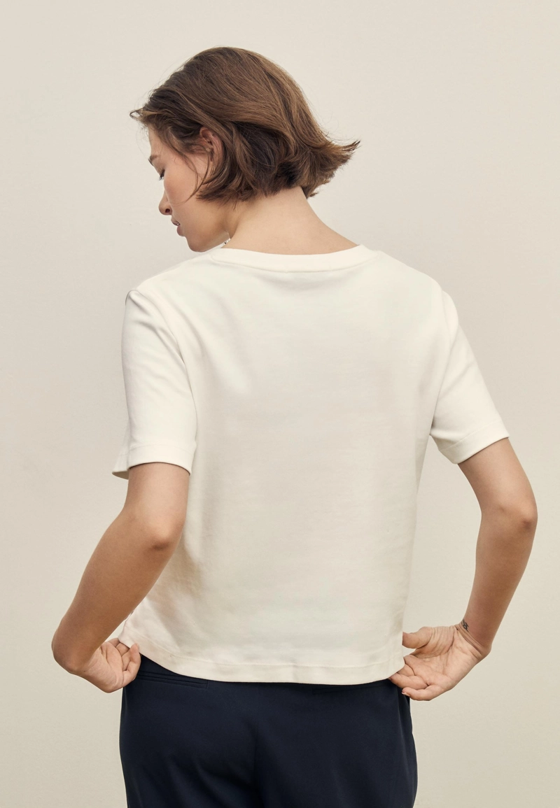 Базовая футболка классического кроя из плотного материала