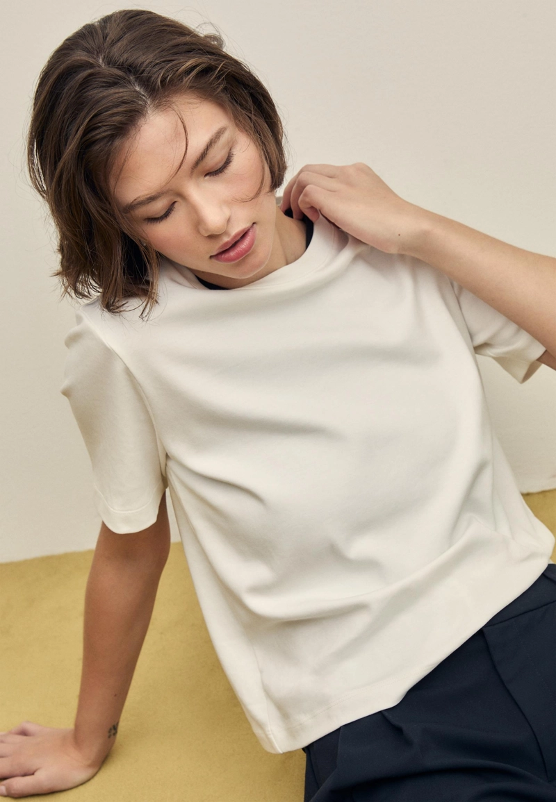 Базовая футболка классического кроя из плотного материала