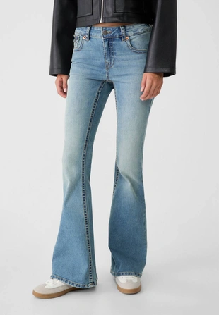 D04 Джинсы клеш с низкой посадкой- Заказать в России