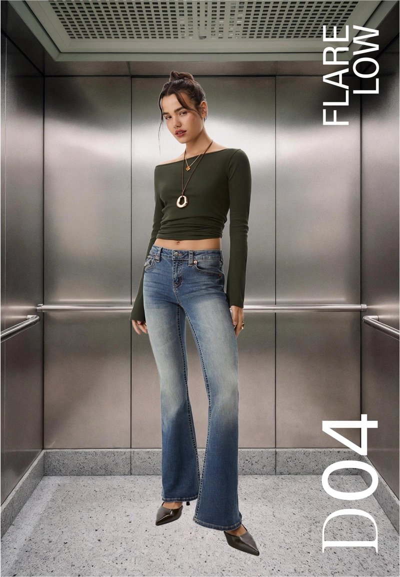 D04 Джинсы клеш с низкой посадкой