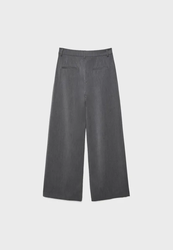 Классические брюки широкого кроя с защипами