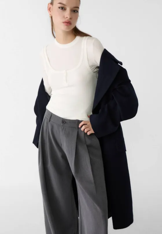 Классические брюки широкого кроя с защипами