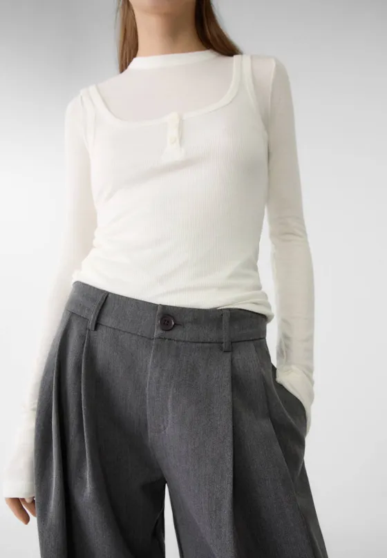 Классические брюки широкого кроя с защипами