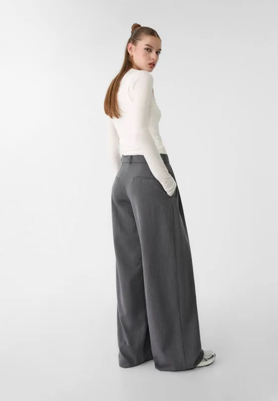 Классические брюки широкого кроя с защипами