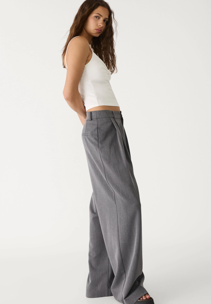 Классические брюки широкого кроя с защипами